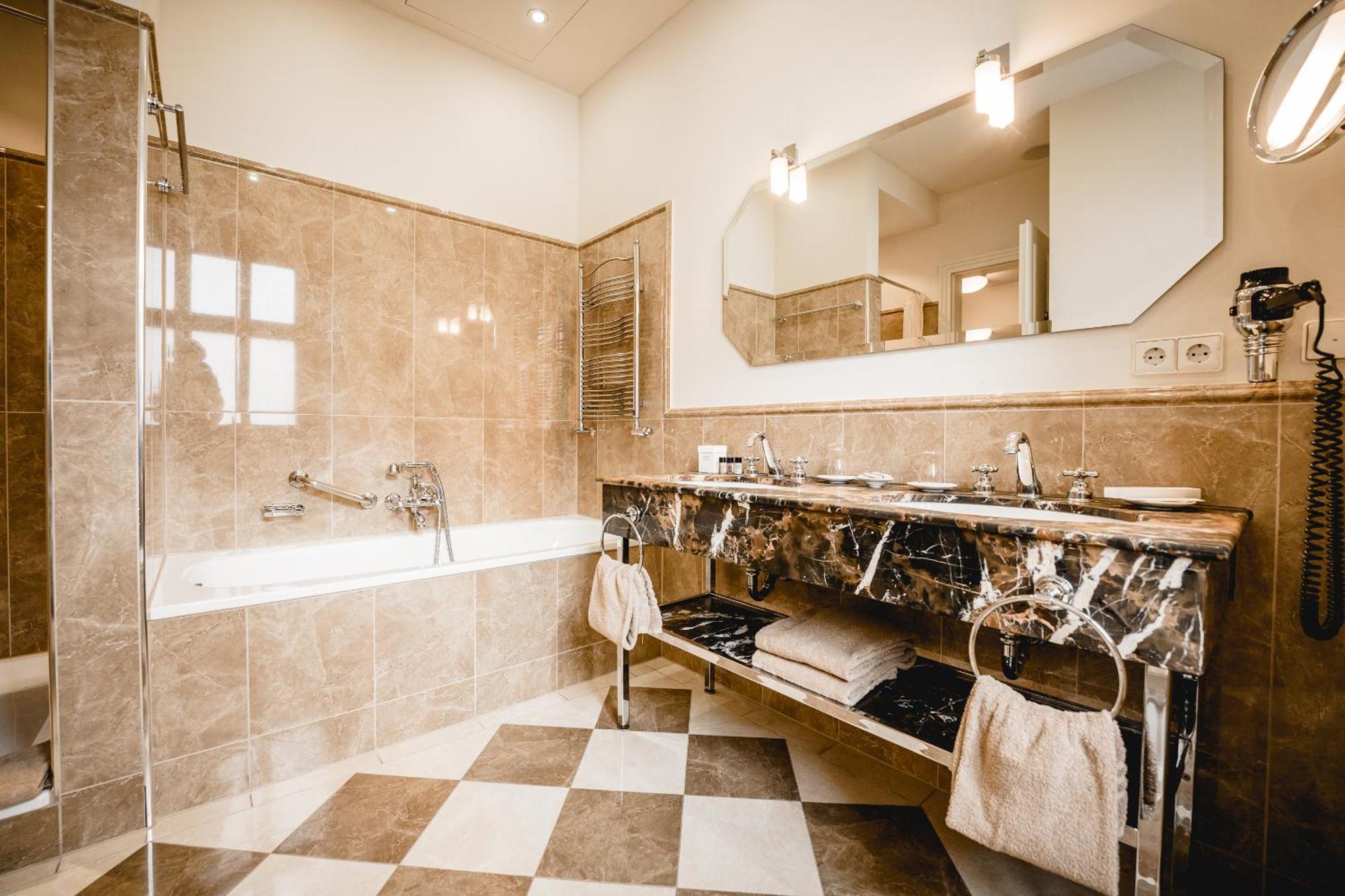 Gutshotel Weingut Schloss Reinhartshausen Eltville am Rhein ภายนอก รูปภาพ